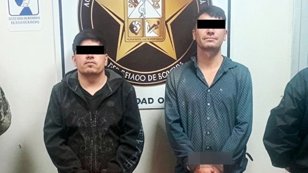 Llevaban hasta una ametralladora: Caen dos sujetos con arsenal, droga y vehículos en Bácum