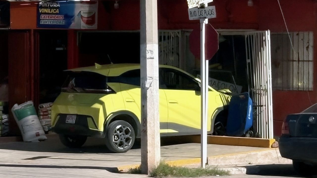 Auto se estrella contra fachada de ferretería en Guaymas; por poco termina dentro del local