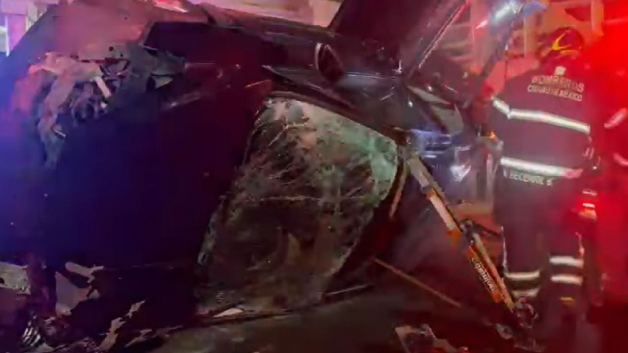 Vehículo volcó varias veces en Iztacalco, CDMX; un hombre murió y otro fue liberado con equipo especial