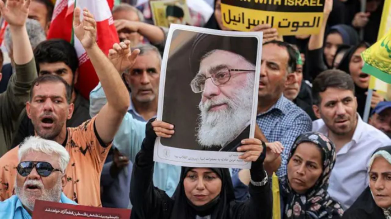 Irán: Acusan a manifestantes de complacer a Trump y amenazan con pena de muerte; EU ofrece ayuda