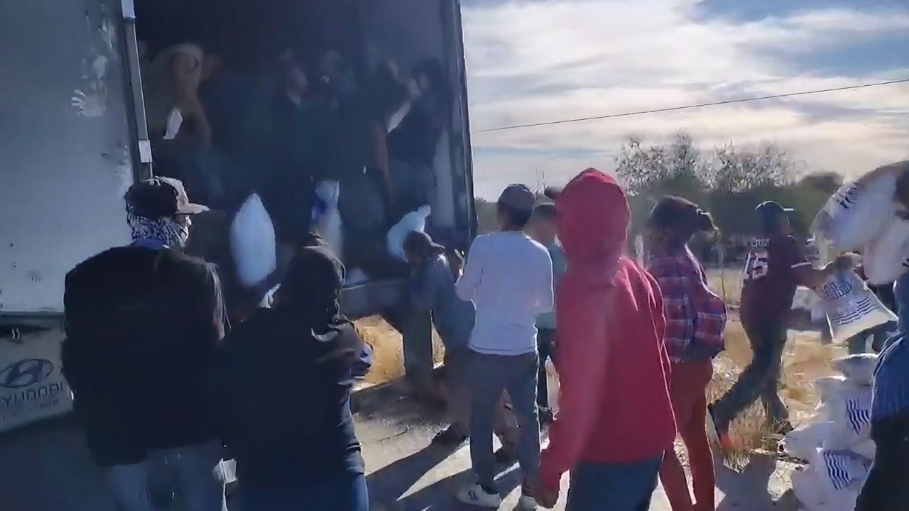 VIDEO: Se desata repiña de costales de sal tras incendio de tráiler en carretera de Sonora