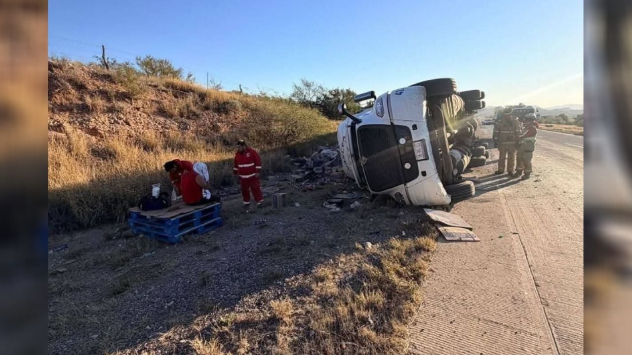 (FOTOS) Presunto cansancio provoca volcadura de tráiler en Sonora; rapiña en tramo Santa Ana–Altar