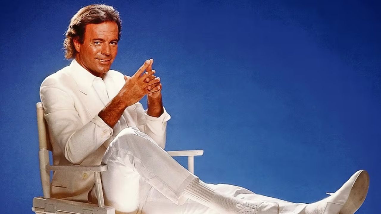 Julio Iglesias expone mensajes de las exempleadas que lo acusan de agresión; probarían su inocencia