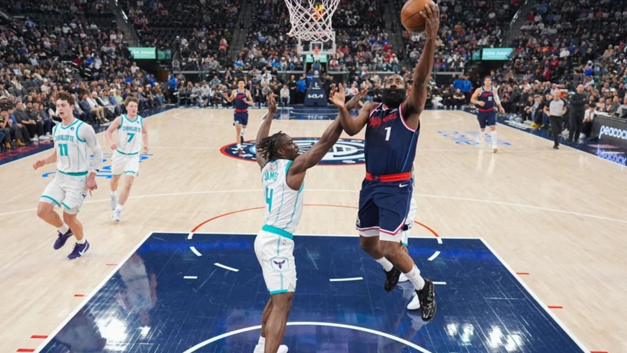 James Harden escala posiciones y supera a leyenda de la NBA en lista histórica de anotadores