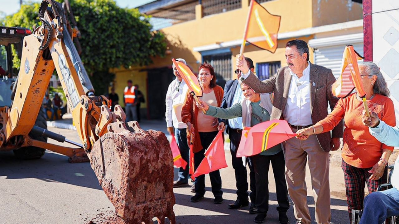 Lamarque Cano da banderazo de inicio a obras hidrosanitarias en Valle Dorado en Ciudad Obregón