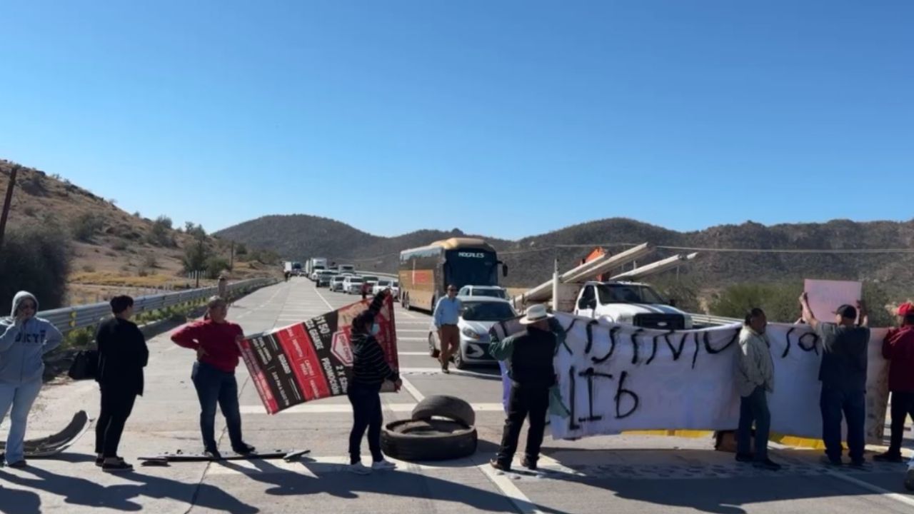 Vecinos bloquean carretera sur en Hermosillo; exigen regularización de sus terrenos