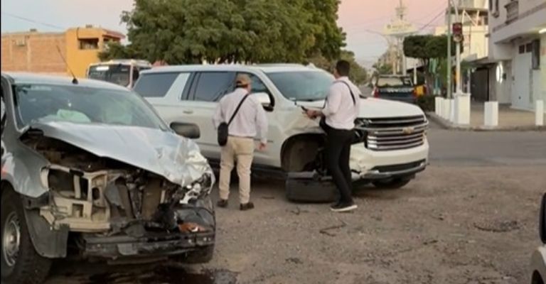 Se registra accidente vial en el cruce de las calles Tetabiate y Tabasco.