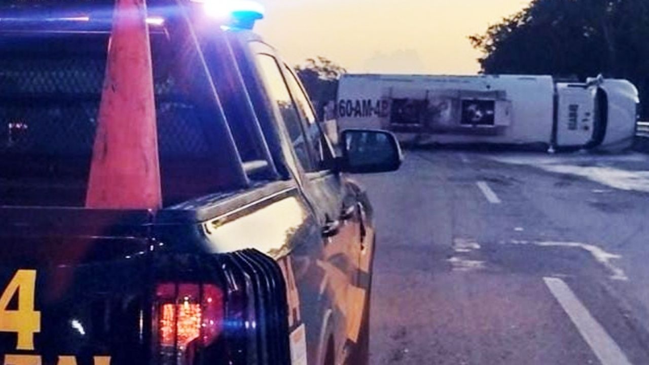 Pipa sufre volcadura y derrama casi 15 mil litros de diésel en carretera Valladolid – Cancún
