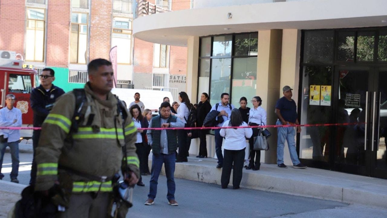 Evacúan oficinas del Centro de Hermosillo por cortocircuito; una sombrilla provocó la falla
