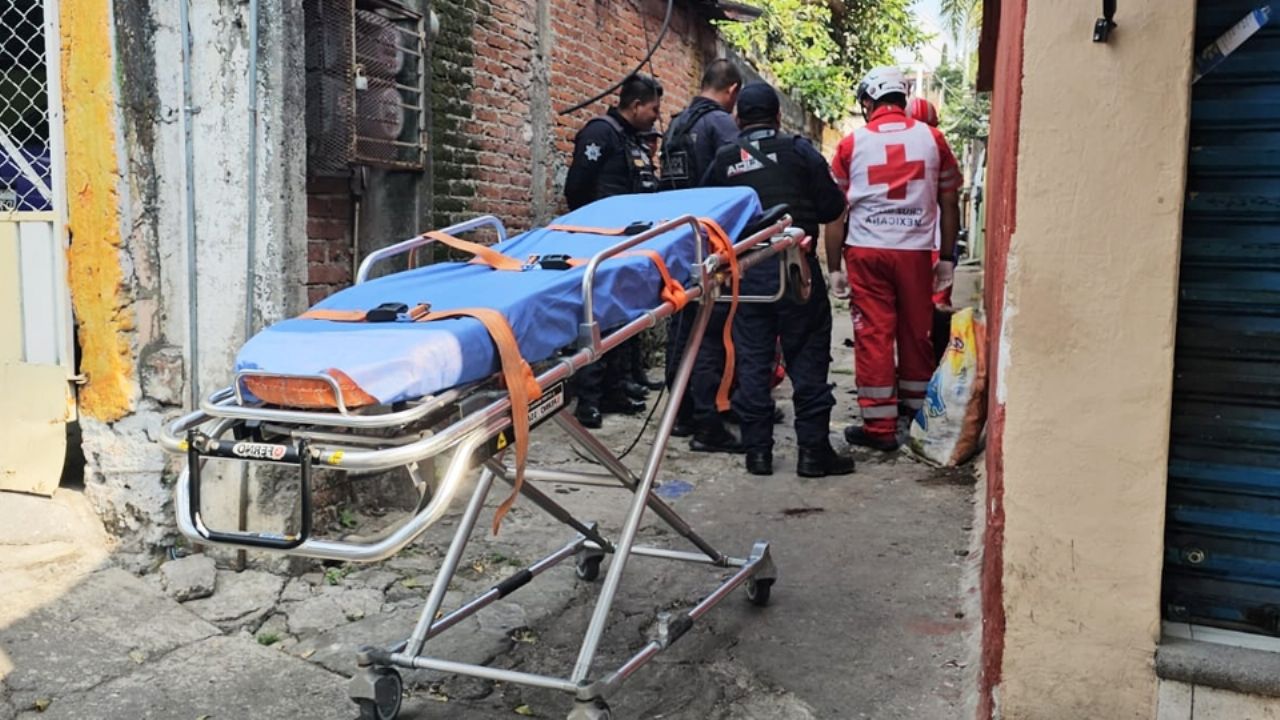 Golpean y queman a un hombre en calles de Cuernavaca; buscan a los tres sujetos responsables