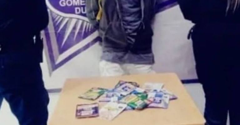 Detienen a joven por intentar robar paquetes de atún en Gómez Palacio, Durango.