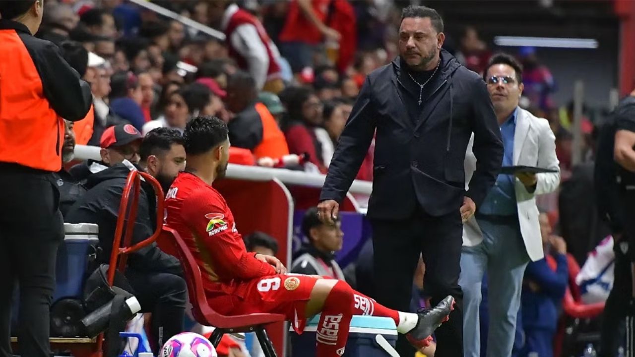 Antonio Mohamed explica como sucedió la lesión de Alexis Vega con el Toluca: “Se le trabó la rodilla”