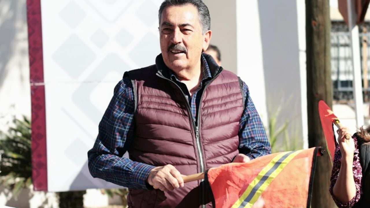 Lamarque Cano da banderazo de inicio a rehabilitación de calles en Ciudad Obregón en la colonia Villa California