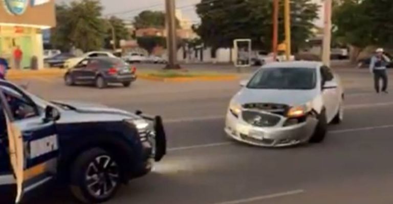 Se registra choque en el cruce de las calles 5 de Febrero y 6 de Abril.