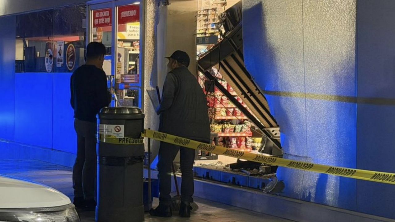 FUERTE accidente en San Pedro Garza García: Hombre choca contra tienda y deja empleada herida