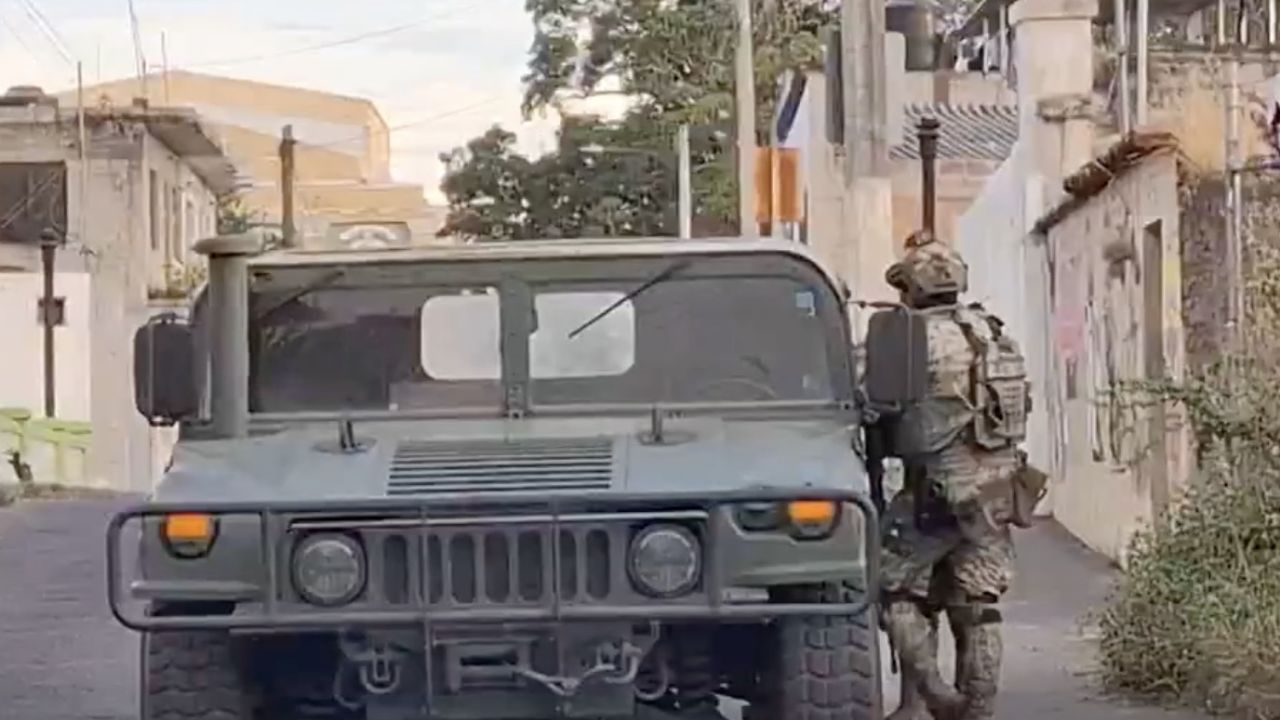 Colima: Hombre ataca con ÁCIDO a elementos de la Policía y Semar tras reporte de VIOLENCIA