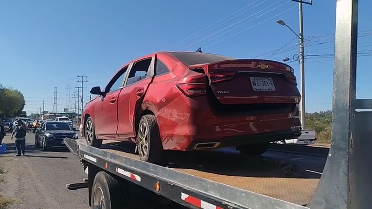 Se registra triple choque cerca de la Laguna del Náinari; un auto terminó volcado en desnivel