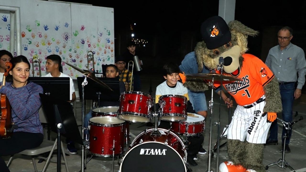 ¡Grandes dentro y fuera del campo! Naranjeros entrega instrumentos a orquesta juvenil de Hermosillo