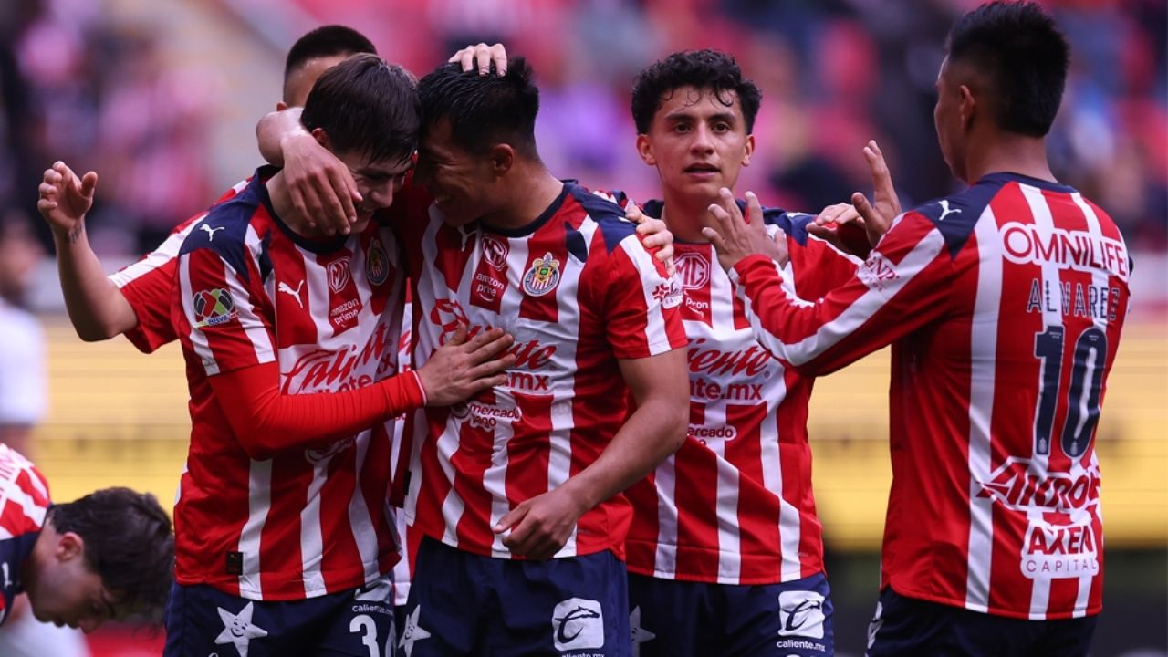 Con goles del ‘Piojo’ y la ‘Hormiga’, Chivas mantiene el invicto tras vencer al Querétaro