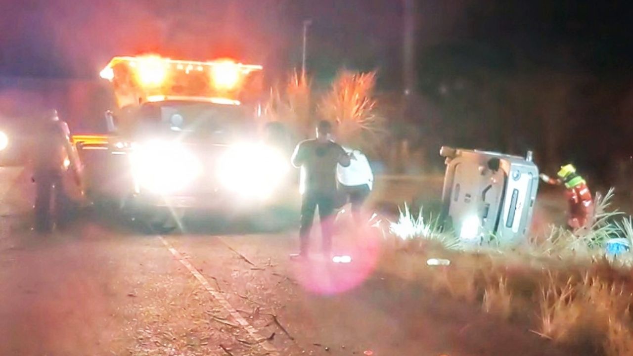 Son de Ciudad Obregón: Vuelca auto con tres personas a bordo en carretera Navojoa – Álamos