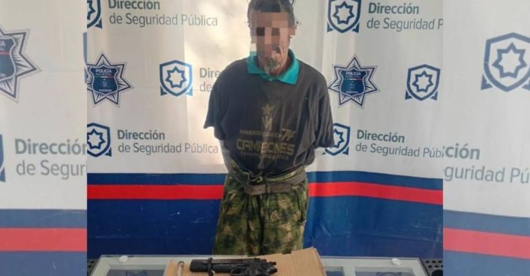 Detienen a sujeto que amenazaba a transeúntes con pistola de juguete en el Centro de Torreón.