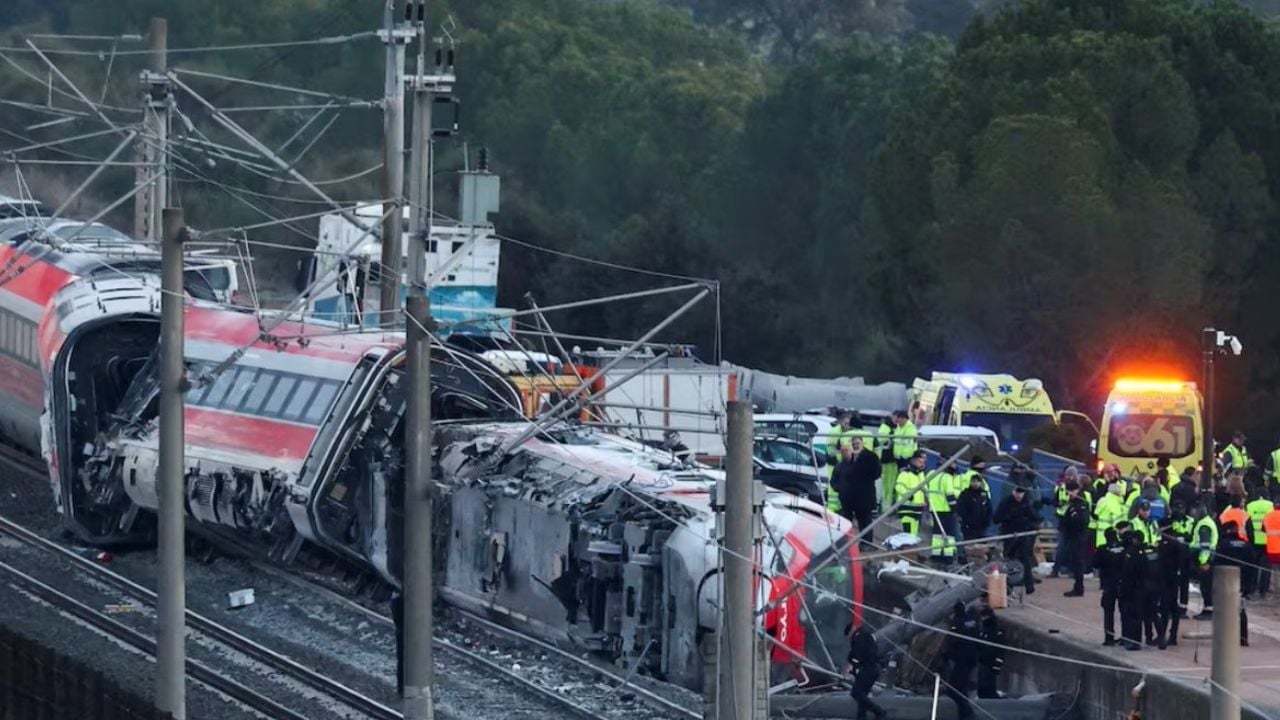 CHOQUE de trenes en España deja al menos 39 muertos y más de 100 heridos; esto se sabe