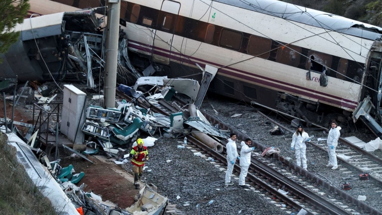 Luto en España: Número de MUERTOS tras choque de trenes sube a 41; continúan investigaciones