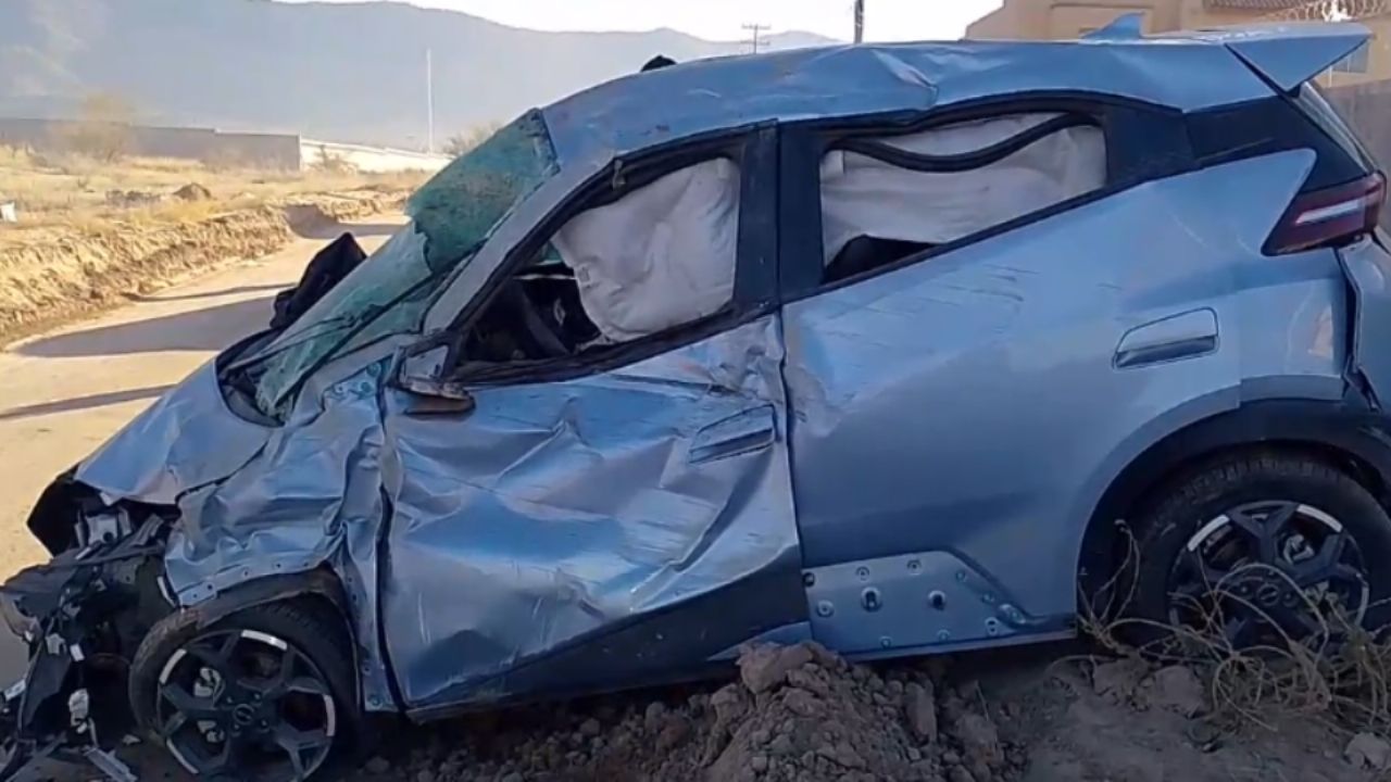 Aparatoso ACCIDENTE al norte de Hermosillo: Vehículo eléctrico vuelca en terracería y queda DESTRUIDO