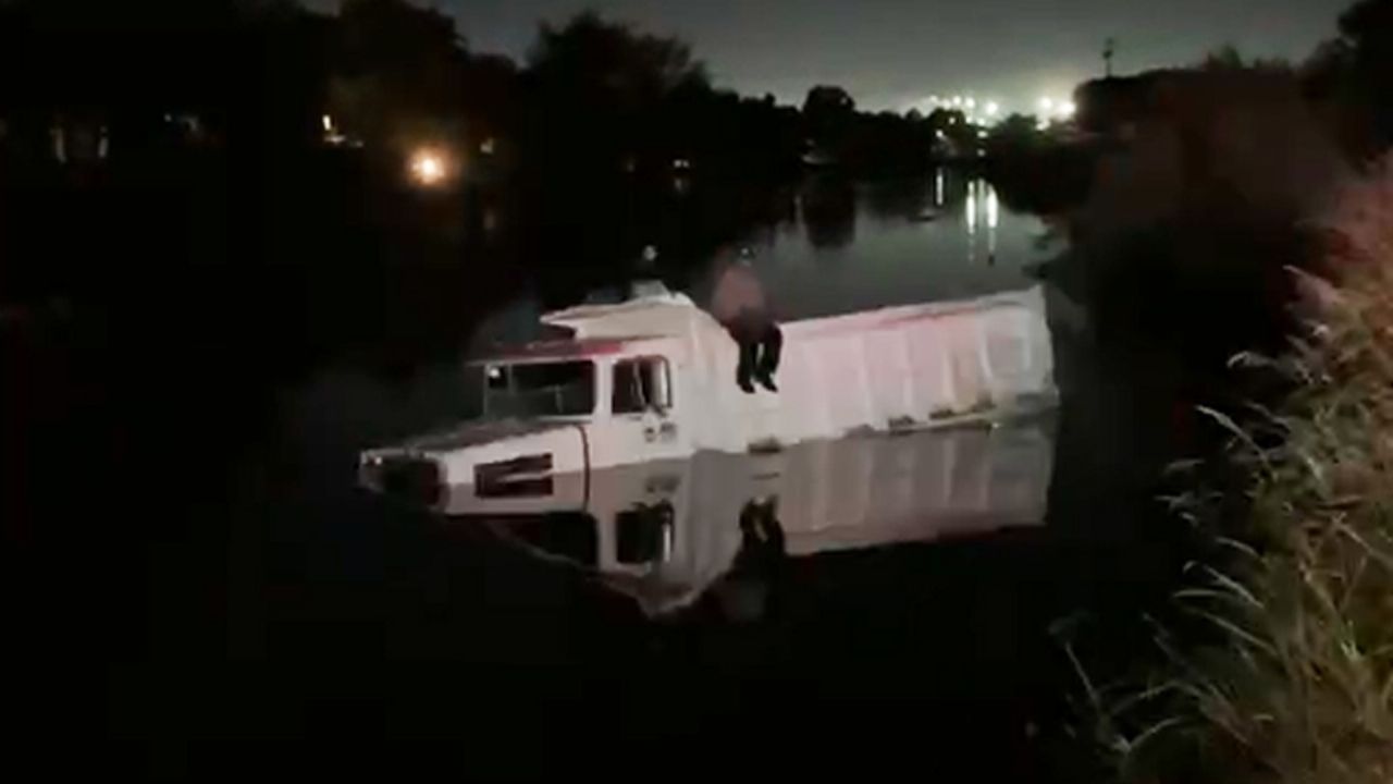 Dompe cae a las aguas del Canal Bajo en Ciudad Obregón; abuelo y nieto fueron rescatados