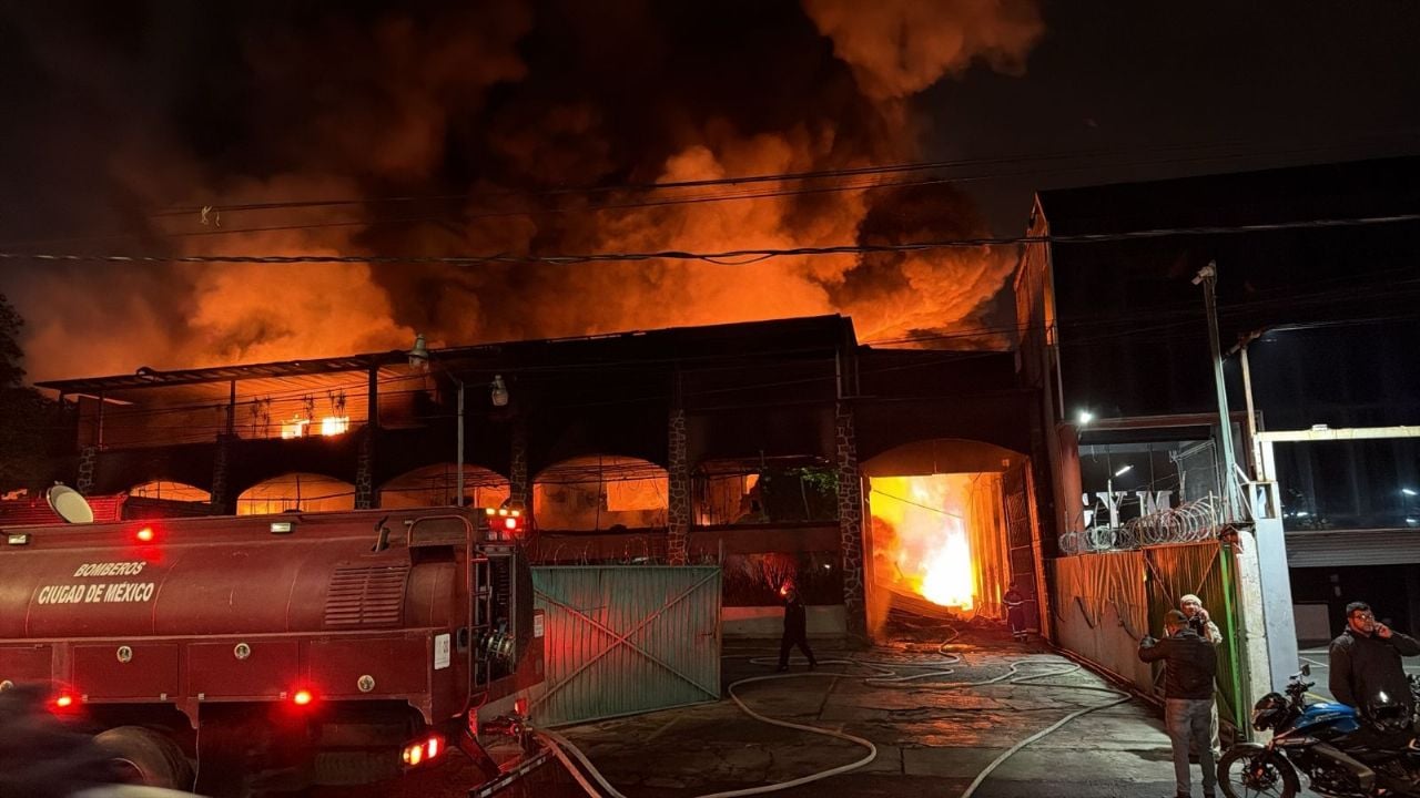FUERTES IMÁGENES: Voraz incendio en Xochimilco, CDMX, causa pánico; esto se sabe del siniestro
