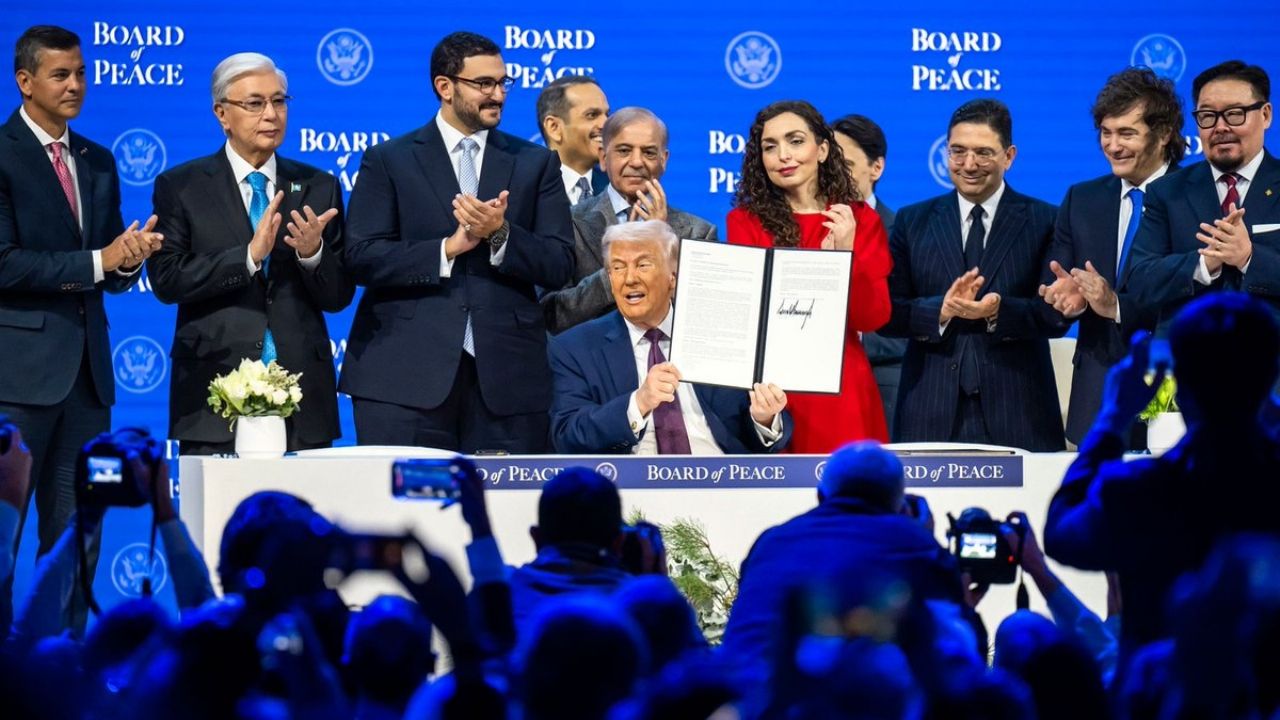 VIDEO: Trump firma acta de constitución de su Junta de Paz; ¿qué es y qué líderes lo respaldan?