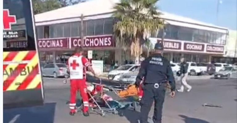 Una mujer resultó lesionada tras ser atropellada en el cruce de las calles Sufragio y Yaqui en Ciudad Obregón