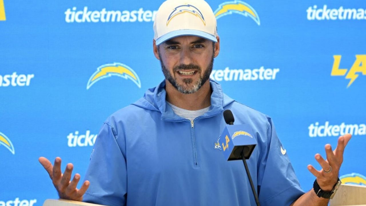 Jesse Minter, excoordinador defensivo de Chargers, es el nuevo entrenador de los Ravens