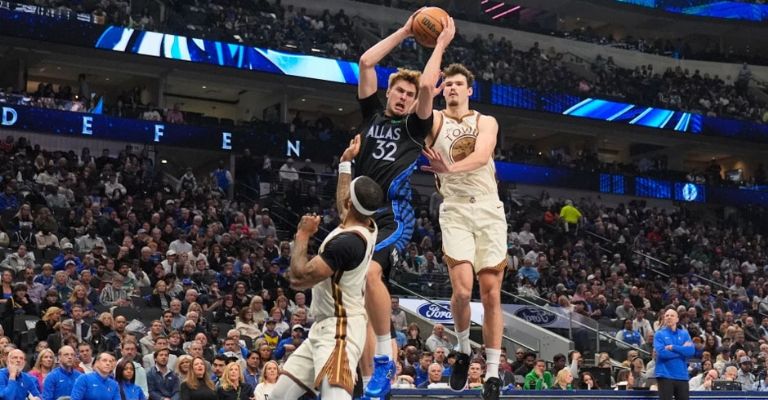 Flagg intenta pasar el balón ante la presión defensiva