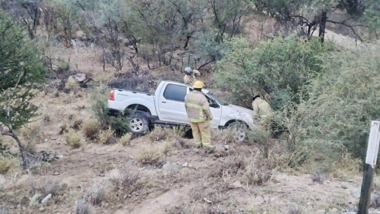 Pick up sufre volcadura en carretera Ures – Mazocahui; el chofer fue rescatado y hospitalizado