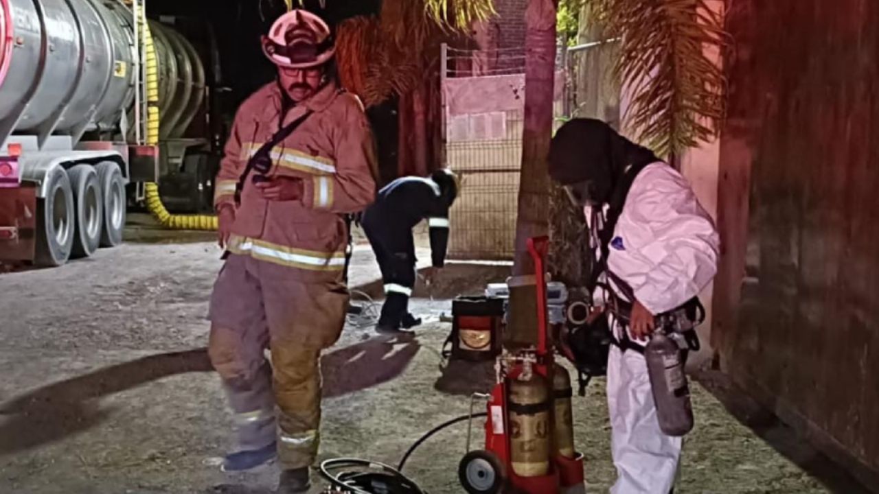 Impactante explosión de pipa con gasolina en Querétaro; conductor quedó calcinado tras el siniestro