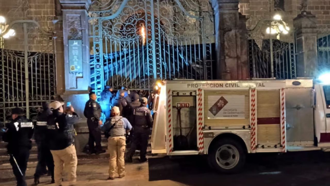 (FOTOS) Incendio en la Catedral de Puebla fue provocado; autoridades religiosas confirman acto vandálico