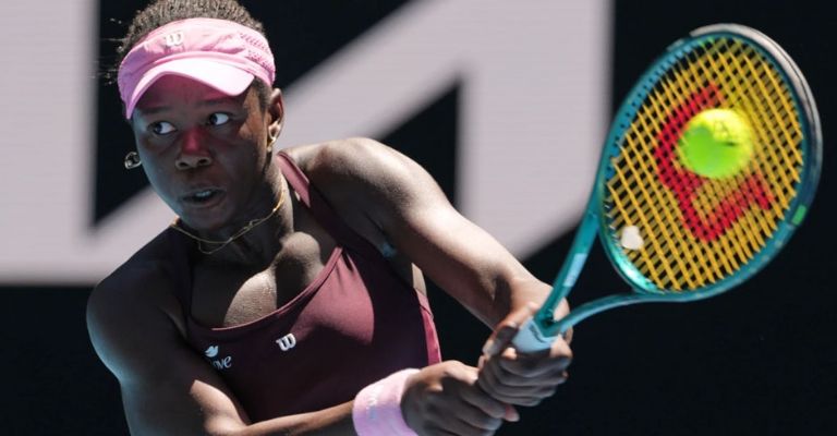 La canadiense ofreció resistencia antes de caer