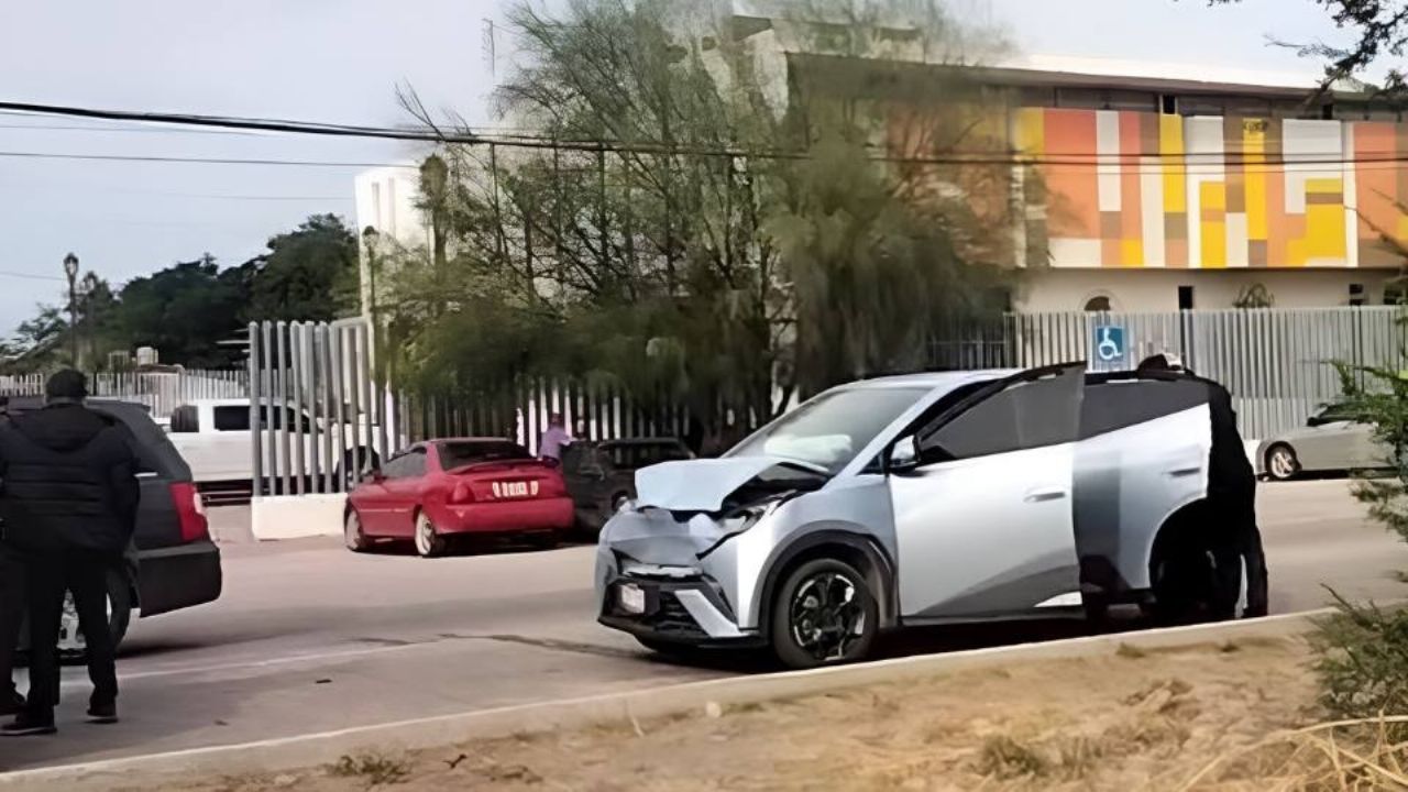 Conductor no logra frenar y provoca aparatoso accidente en la salida norte de Ciudad Obregón