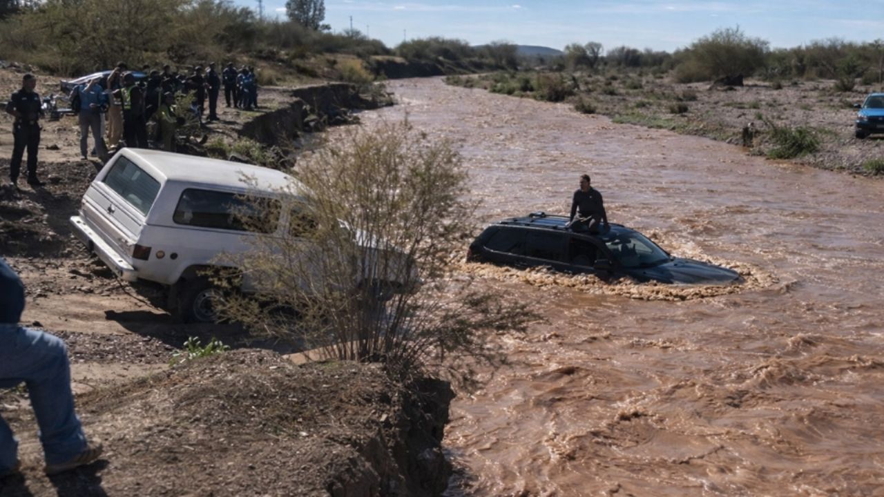 Vivió para contarlo: Rescatan a hombre luego de que río arrastrara su auto al norte de Sonora