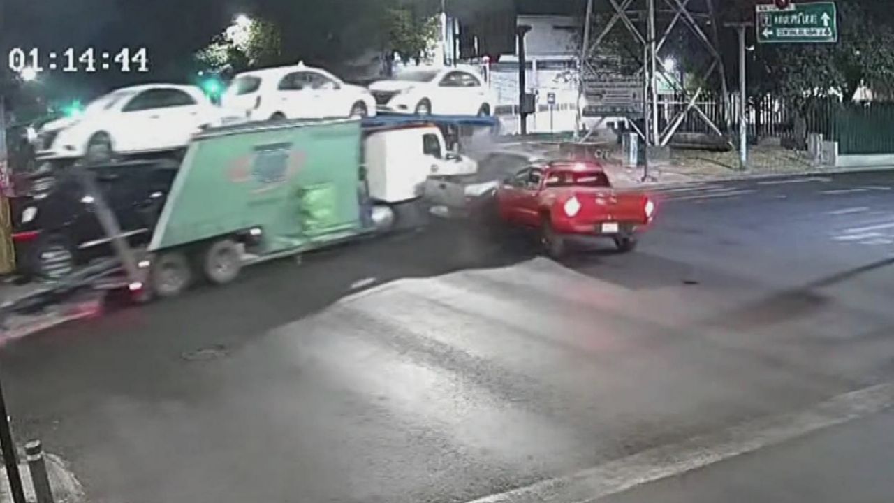 ¿Qué pasó en Iztapalapa HOY? VIDEO muestra choque entre tráiler y camioneta; hay una víctima