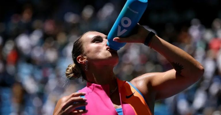 Los tenistas tiene que hidratarse continuamente