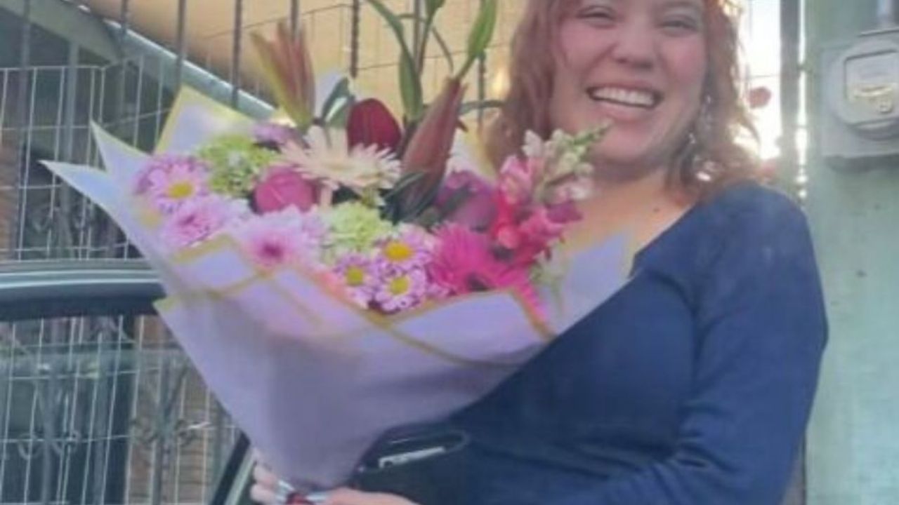 Virgen de Guadalupe recibe flores de una ARMY después de alcanzar boleto para concierto de BTS