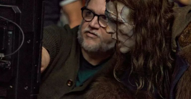 Guillermo del Toro reveló que 'Frankenstein', la película que él dirigió y fue producida por Netflix, tendrá una versión física.
