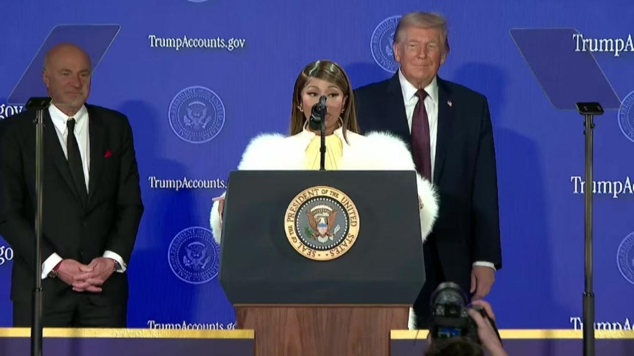 Nicki Minaj aparece tomada de la mano de Donald Trump y se declara su fan; donará a sus cuentas