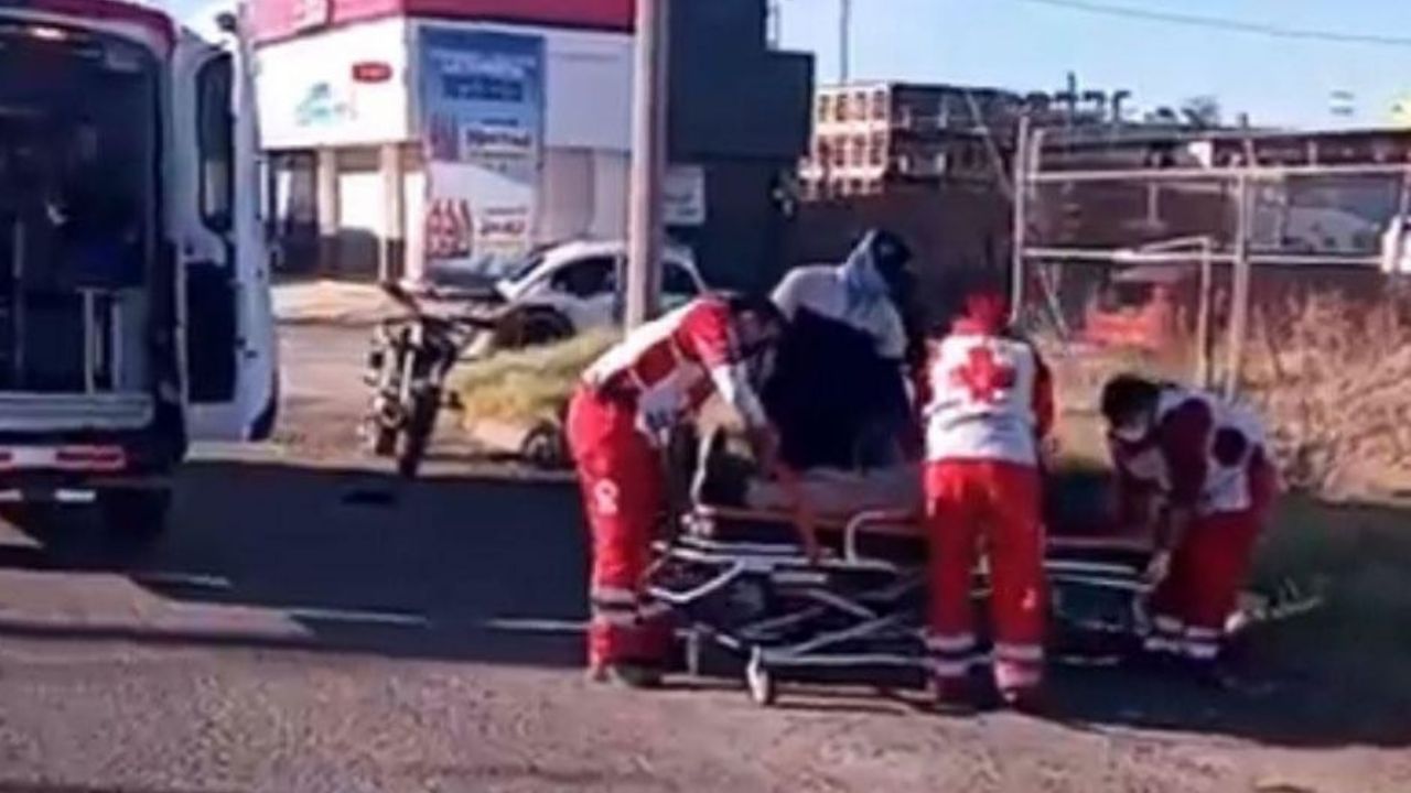 FUERTE CHOQUE en Ciudad Obregón: Impacto entre vochito y motocicleta deja a un joven LESIONADO