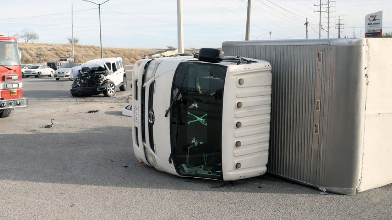 Camión volcado y camioneta destrozada, el saldo de un aparatoso choque al norte de Hermosillo