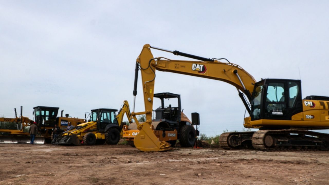 Alfonso Durazo entrega maquinaria para obras de infraestructura pública en Navojoa