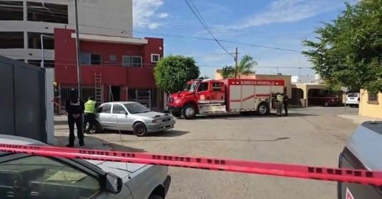 El trabajador sufrió una descarga eléctrica y quedó empalado en un cerco metálico.