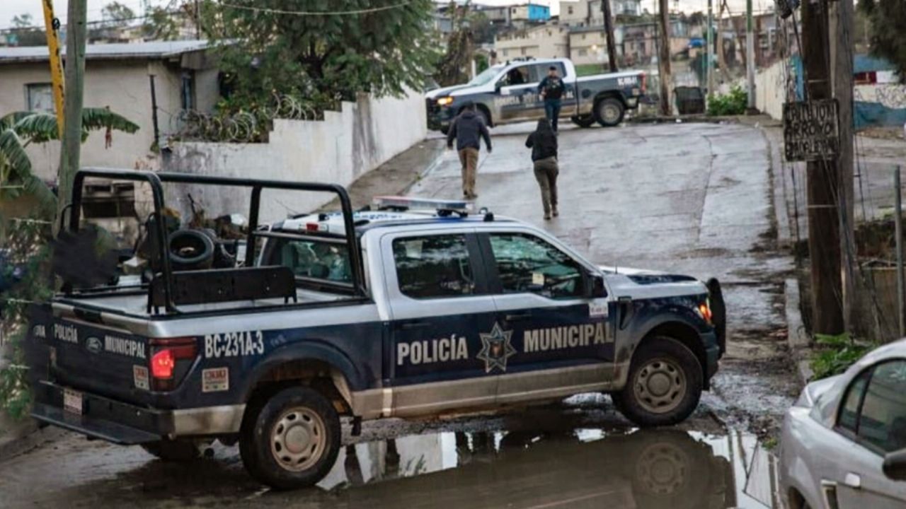 Ejecutan a balazos a un hombre frente a escuela de Tijuana; le dejaron un narcomensaje